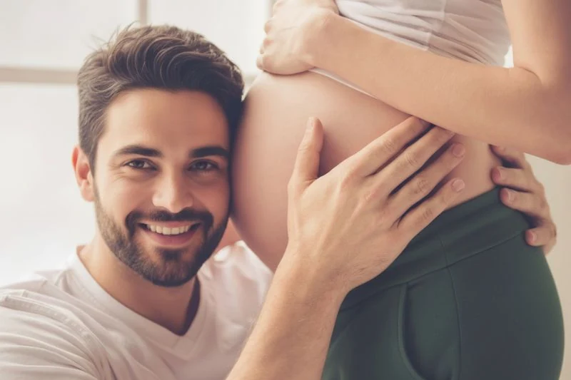 Gravid mave første spark