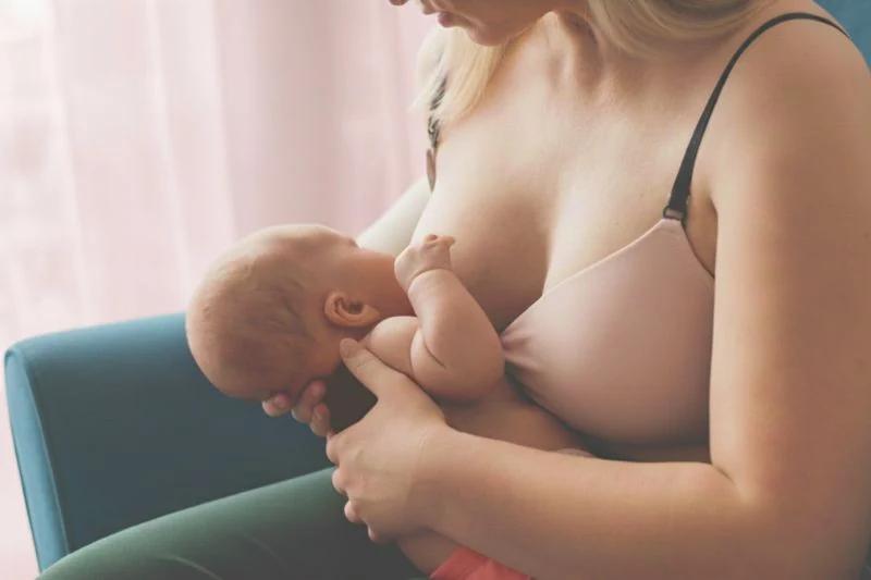 Baby der får nok mælk - tegn at kigge efter