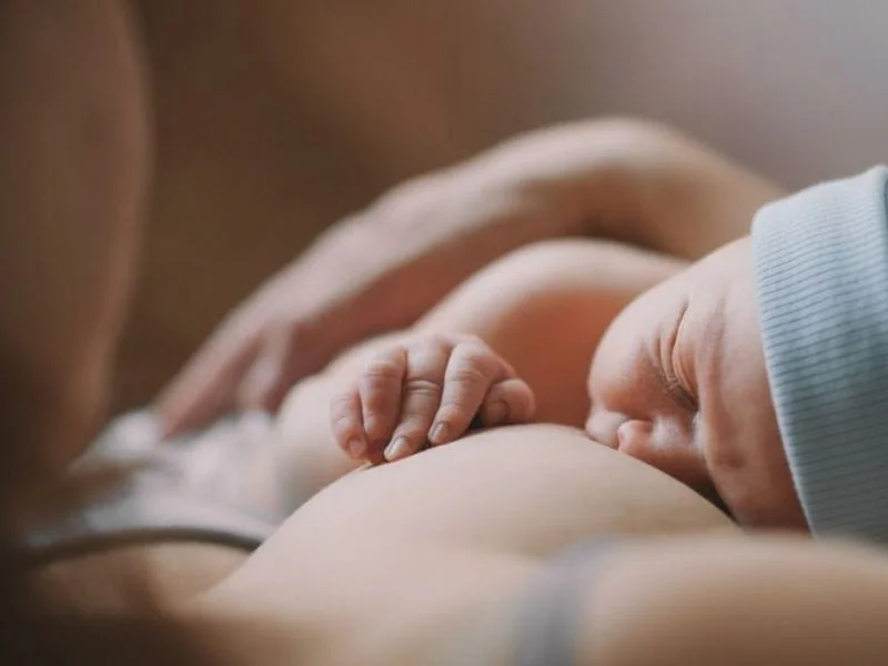 De første dage med amning - mor og baby hud mod hud