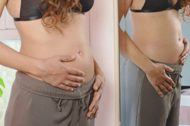 Gravid kvinde der viser sin mave