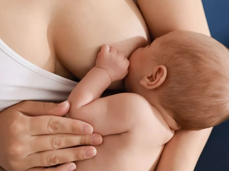 Mor og baby i en rolig ammestund med tillid og kærlighed